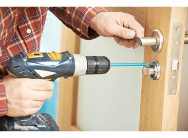 Встановити двері самостійно або скористатися послугами професіоналів?