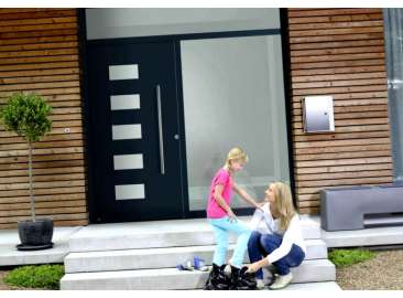 Вхідні двері всередину або назовні: який спосіб відкривання вибрати?