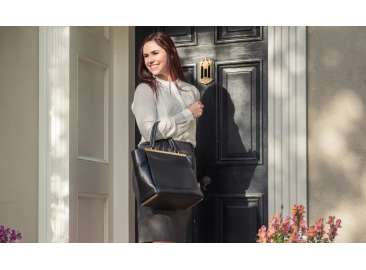 Вхідні двері: як вибрати і купити відповідну модель для заміського будинку