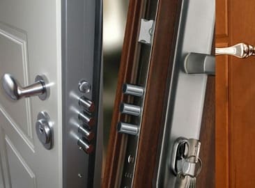 Плюси та мінуси бронедверей: порівняння цін